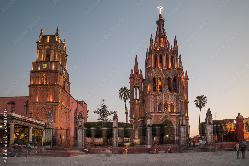 parroquia de san miguel de allende, en el centro de méxico. esta ciudad es considerada una de las más bellas del país por su arquitectura estilo colonial y muy colorida