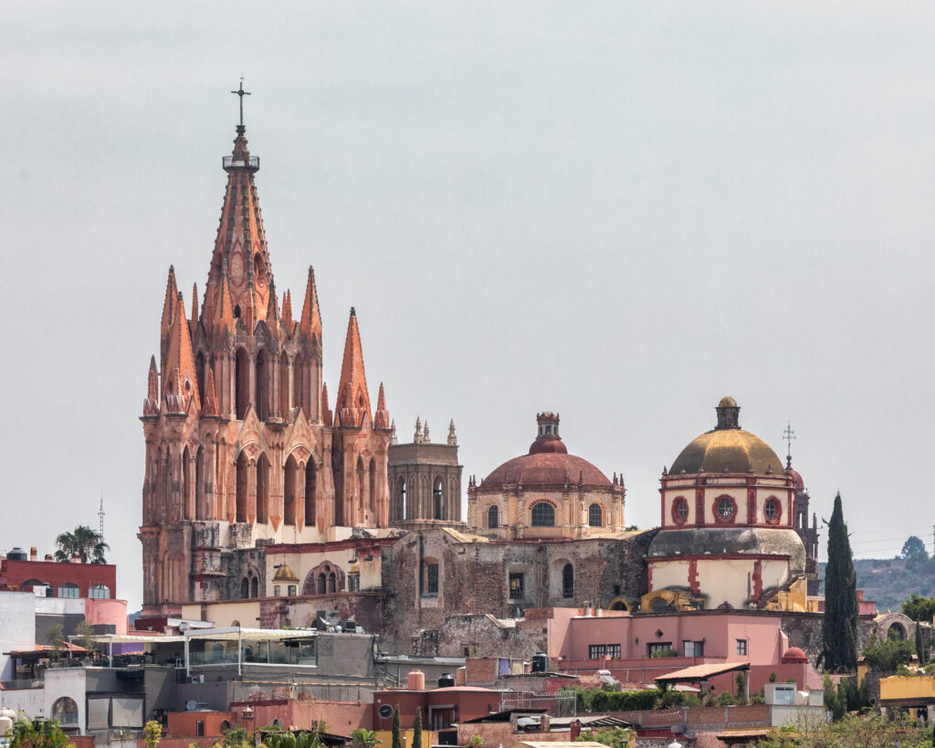 vista de la parroquia. san miguel de allende, mexico