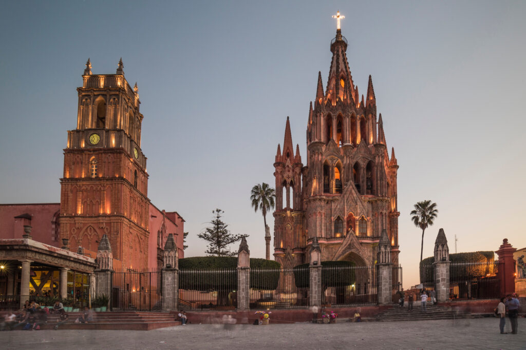 parroquia de san miguel de allende, en el centro de méxico. esta ciudad es considerada una de las más bellas del país por su arquitectura estilo colonial y muy colorida
