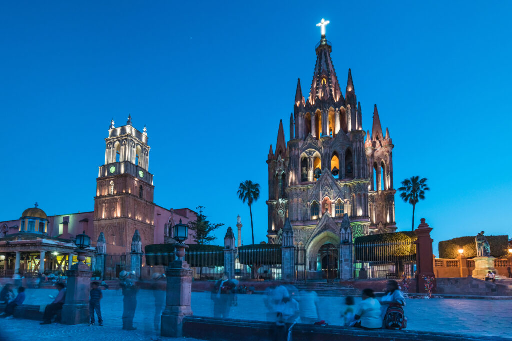 parroquia de san miguel de allende, en el centro de méxico. esta ciudad es considerada una de las más bellas del país por su arquitectura estilo colonial y muy colorida