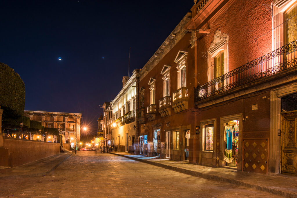 diferentes escenarios calejeros de san miguel de allende, en el centro de méxico. esta ciudad es considerada una de las más belas del país por su arquitectura colonial y muy colorida
